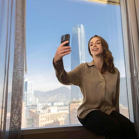 Pullman Santiago El Bosque Hotell Exteriör bild A woman taking a selfie