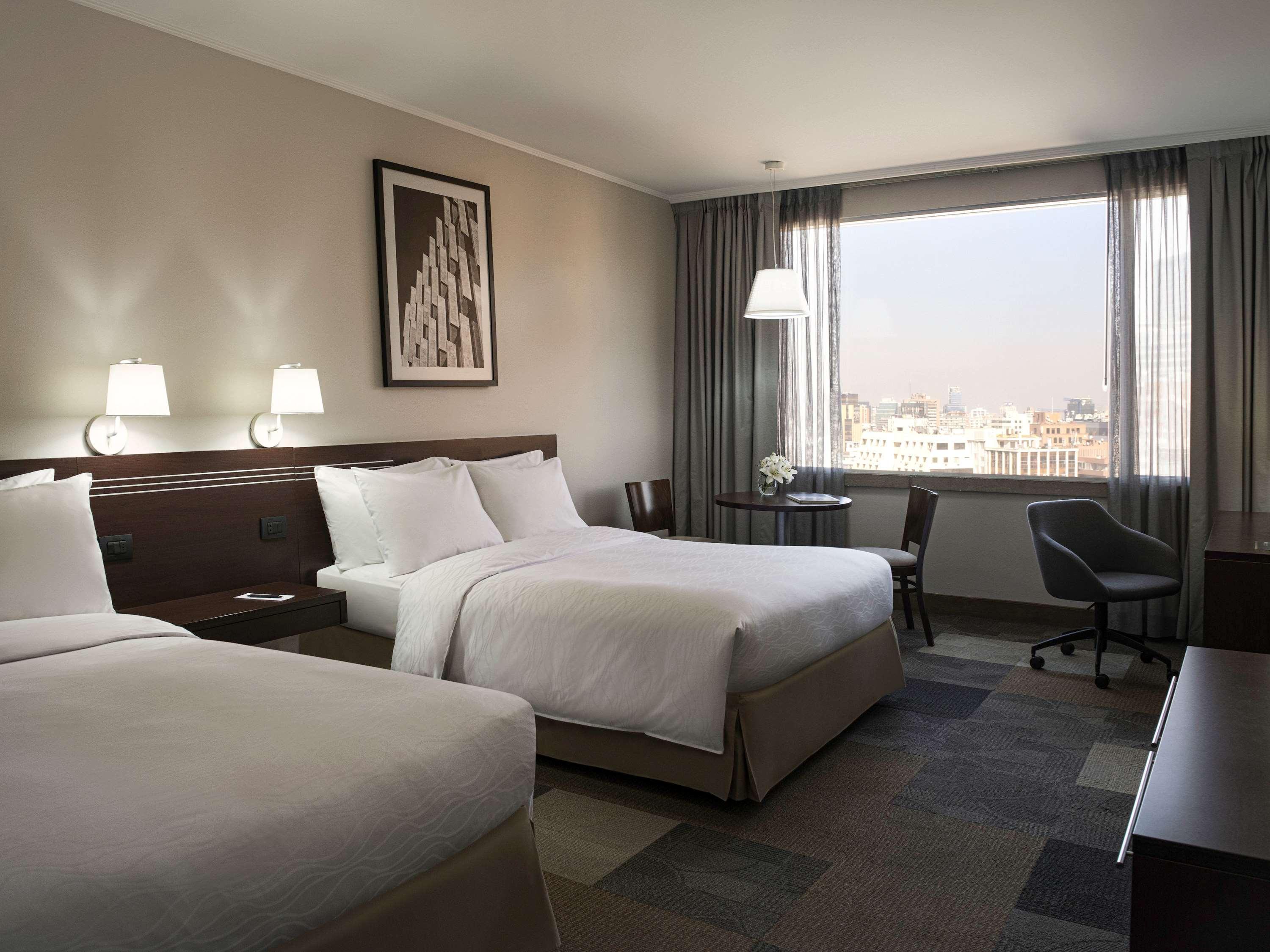 Pullman Santiago El Bosque Hotell Exteriör bild A guest room at the Hilton San Francisco