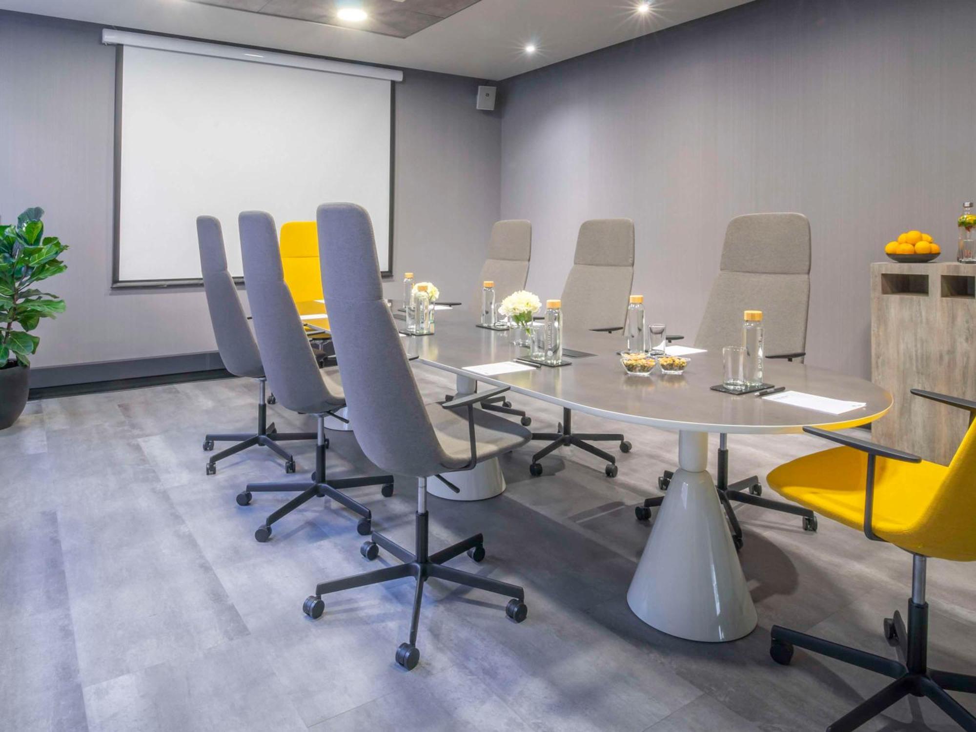 Pullman Santiago El Bosque Hotell Exteriör bild Meeting room at the University of Law, Birmingham