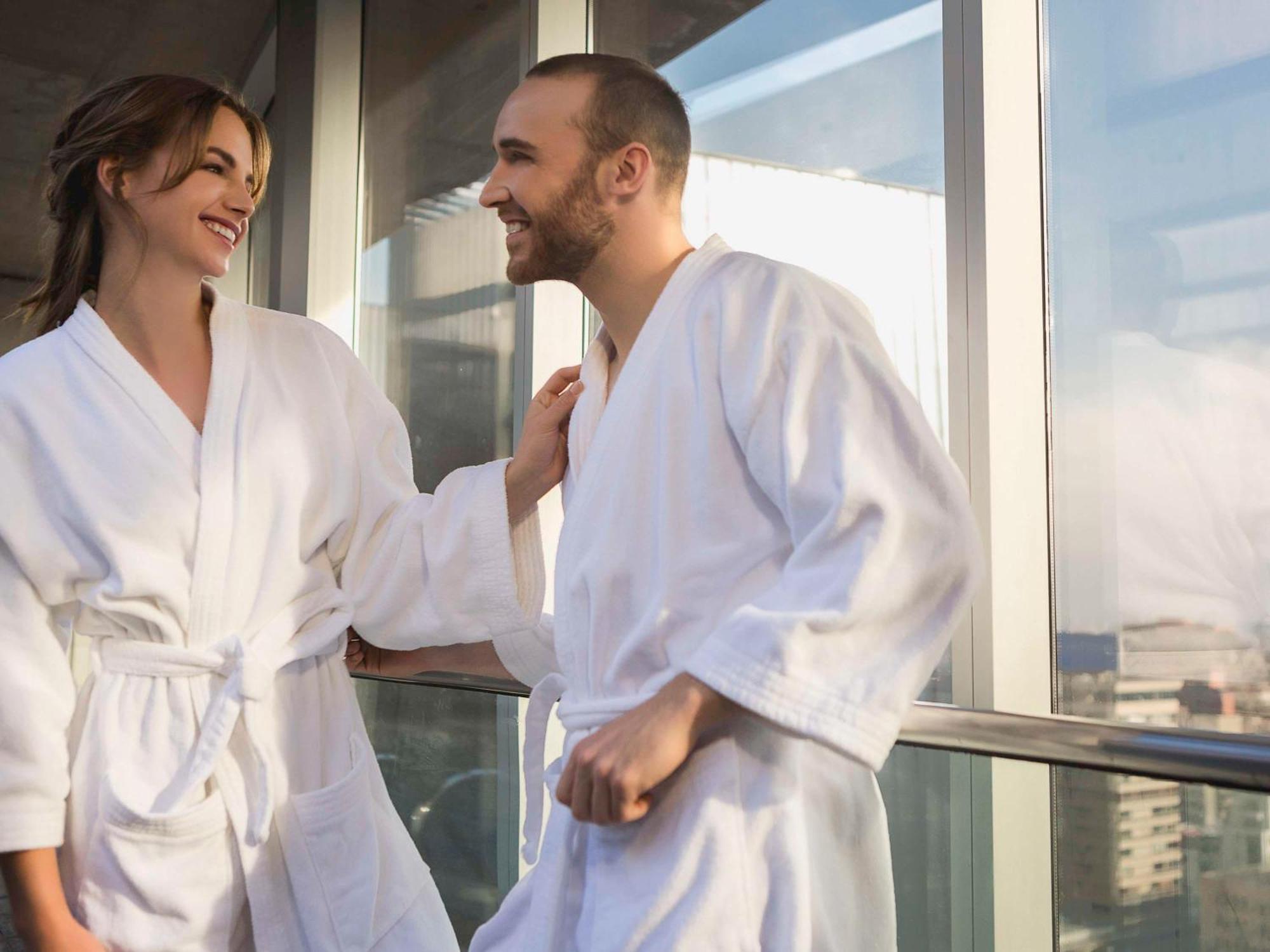 Pullman Santiago El Bosque Hotell Exteriör bild A couple wearing bathrobes