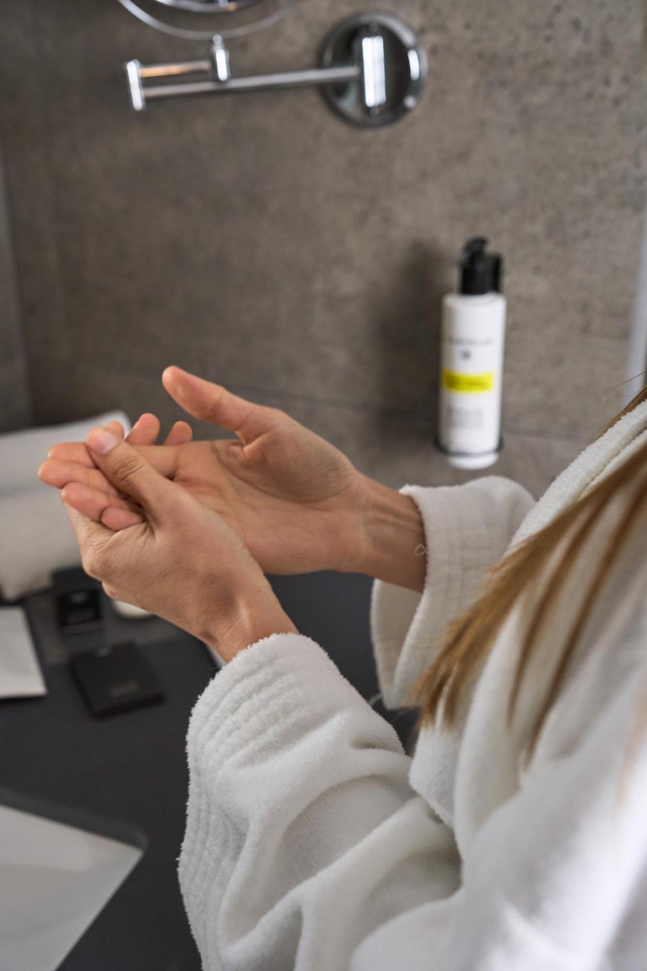 Pullman Santiago El Bosque Hotell Exteriör bild Hand washing