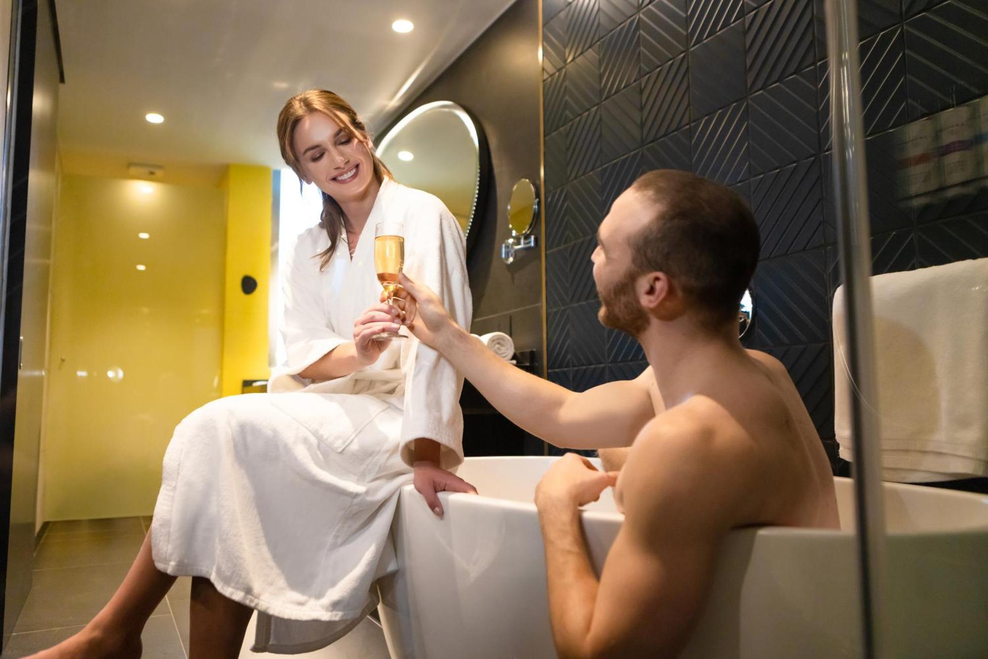 Pullman Santiago El Bosque Hotell Exteriör bild A couple in a bathroom