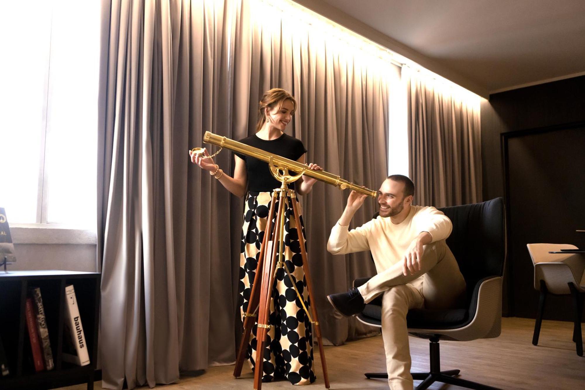 Pullman Santiago El Bosque Hotell Exteriör bild The 2015 winner, the Russian duo Sergey Ivanov and Ekaterina Ivanova, with the 2015 winner's trophy