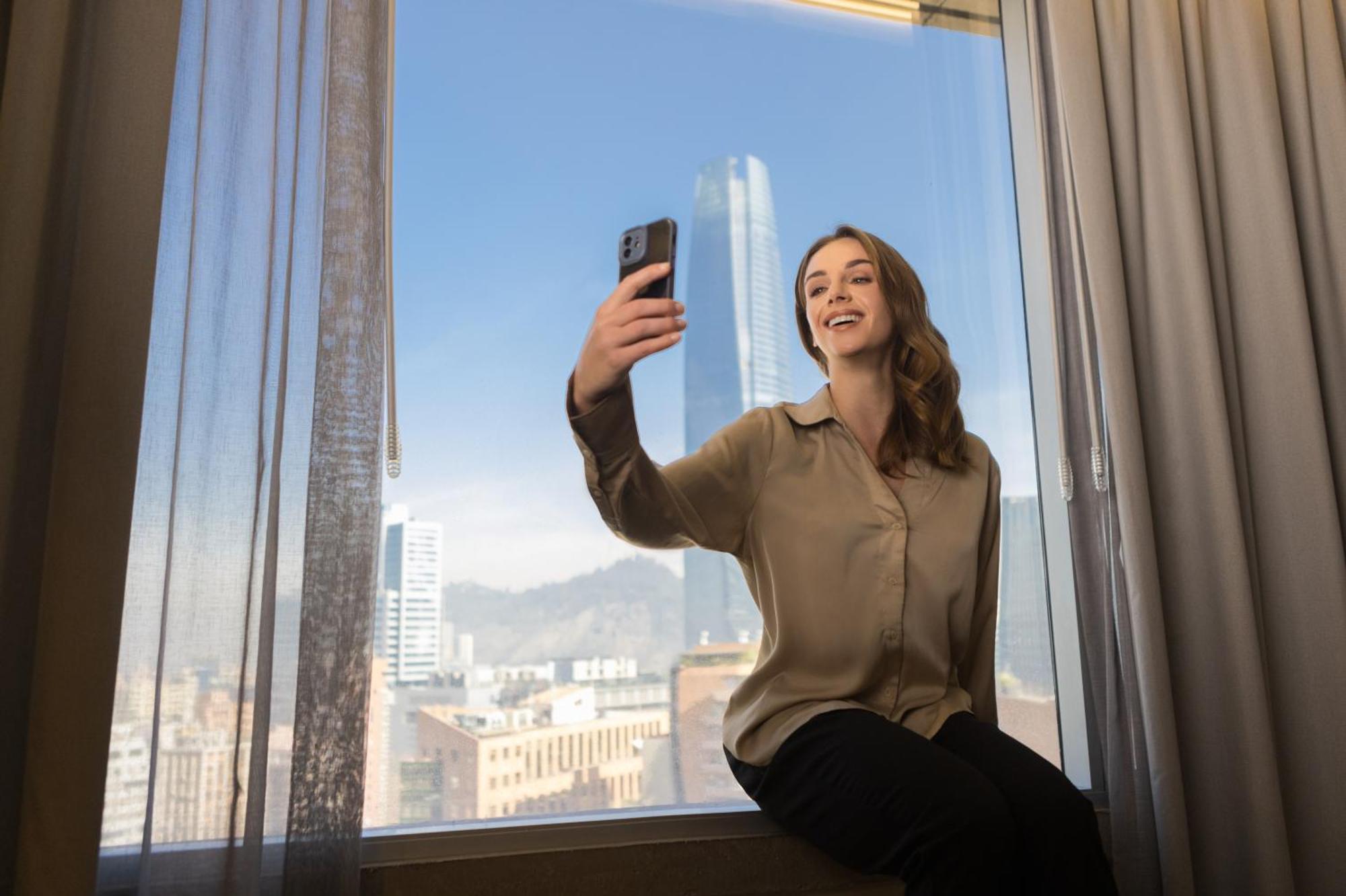 Pullman Santiago El Bosque Hotell Exteriör bild A woman taking a selfie