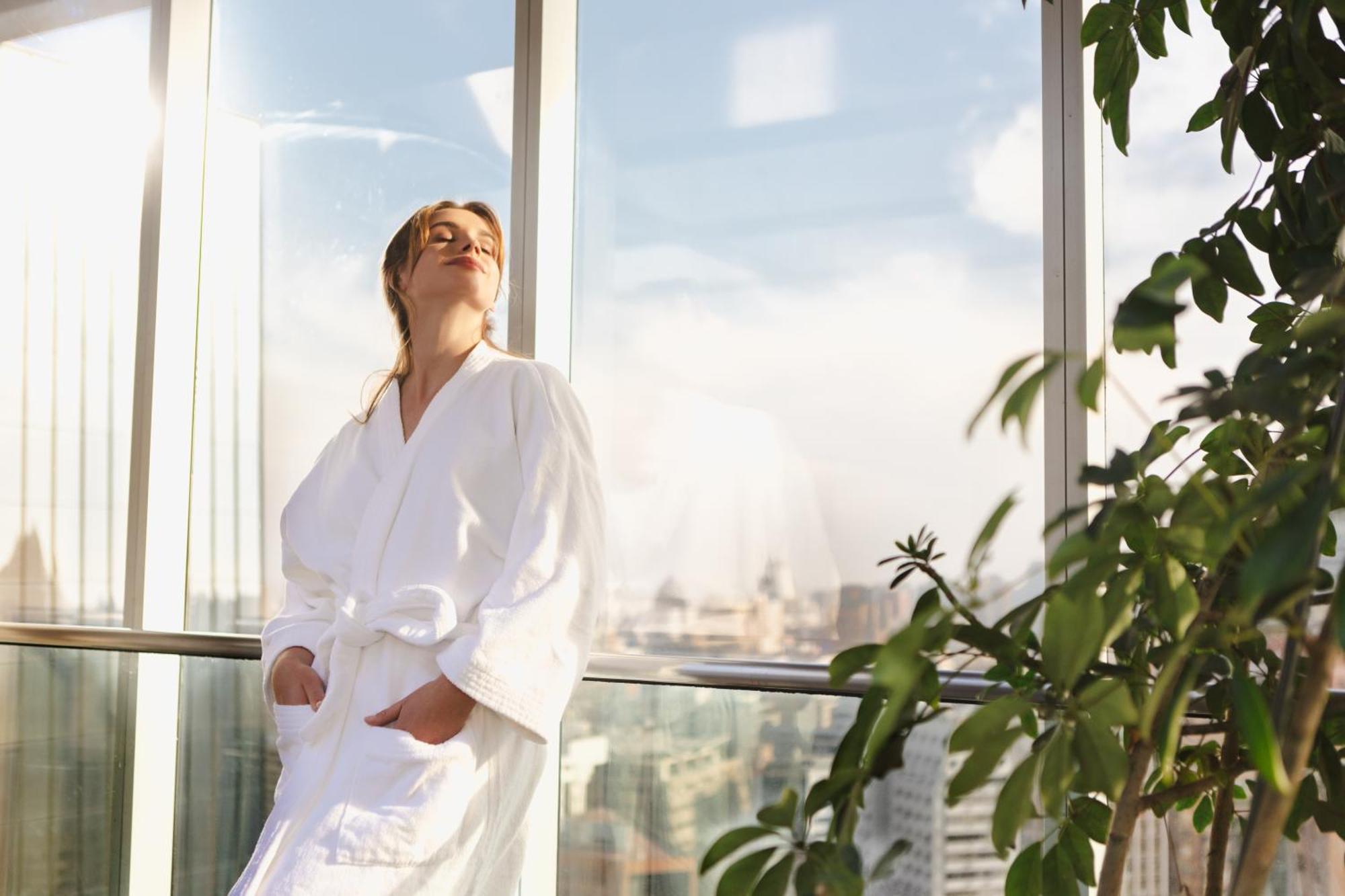 Pullman Santiago El Bosque Hotell Exteriör bild A woman wearing a bathrobe