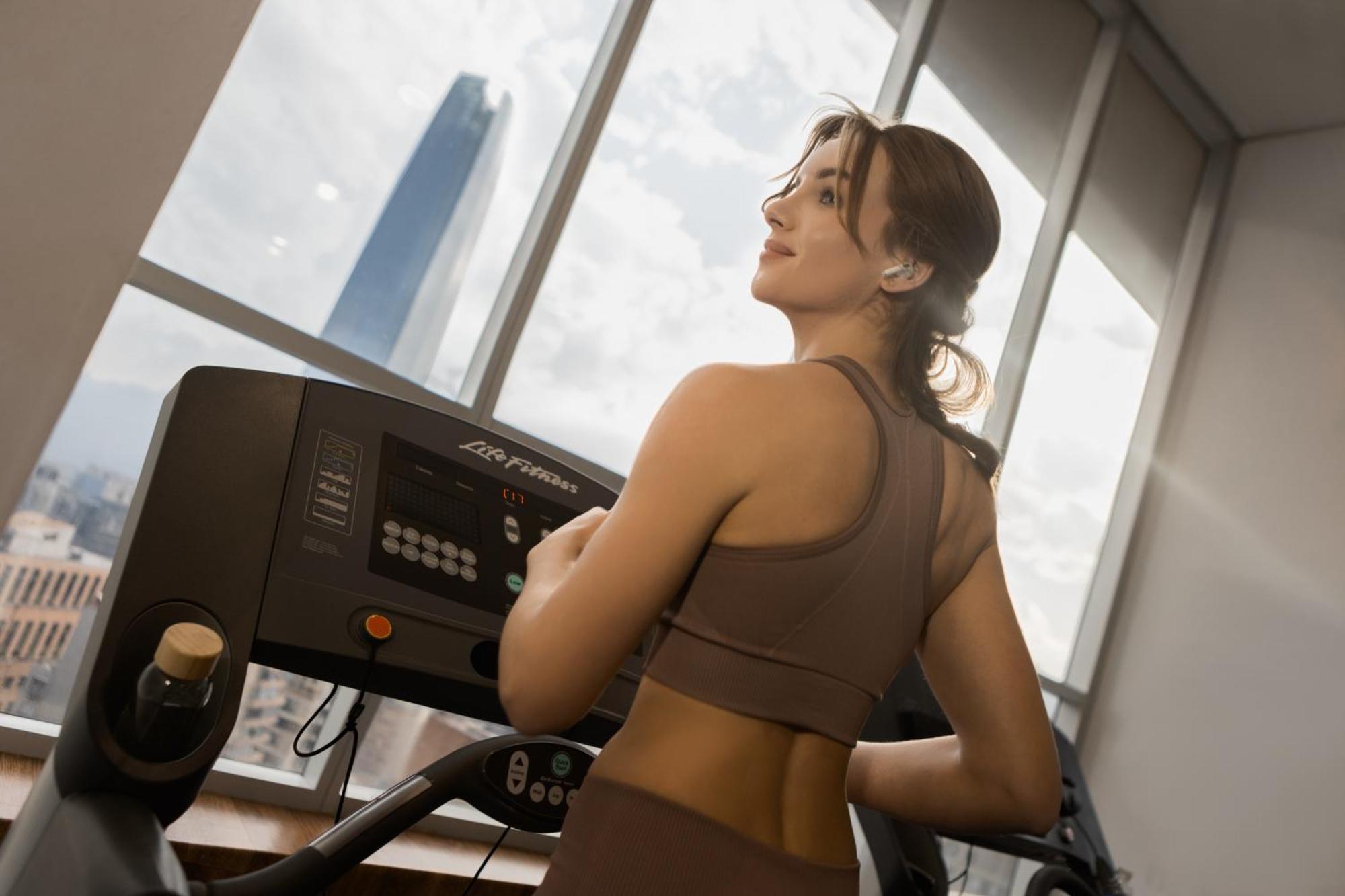 Pullman Santiago El Bosque Hotell Exteriör bild A woman exercising on a treadmill