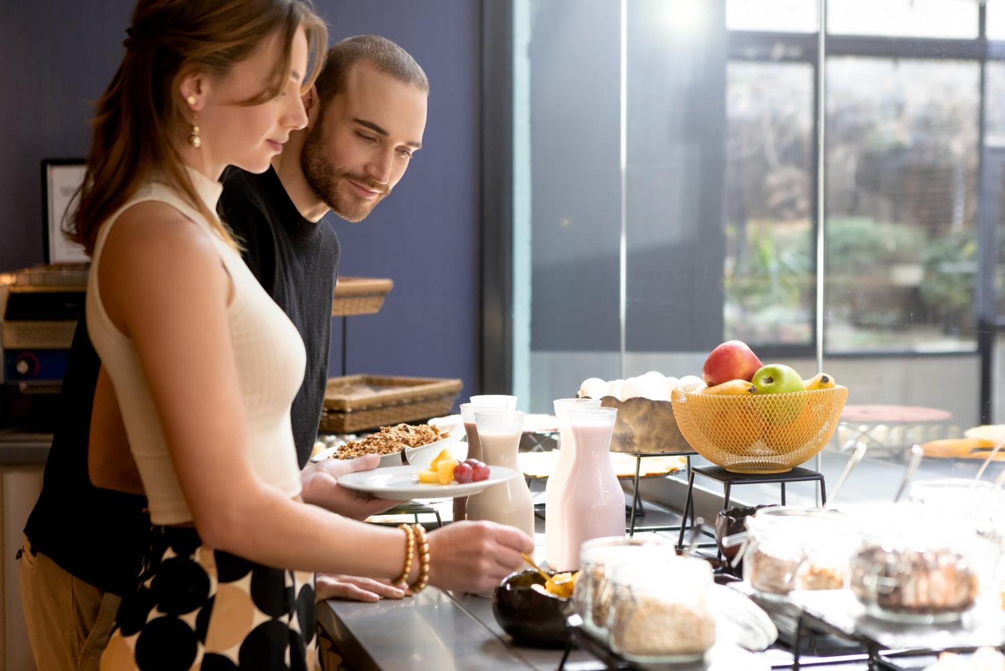 Pullman Santiago El Bosque Hotell Exteriör bild A couple cooking together
