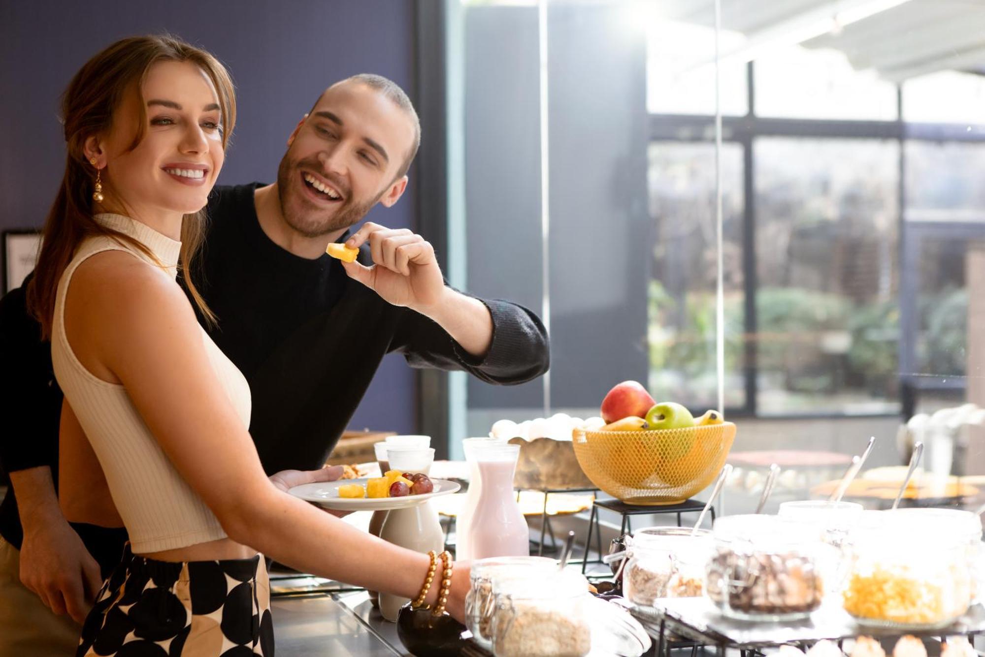 Pullman Santiago El Bosque Hotell Exteriör bild Chef and his wife
