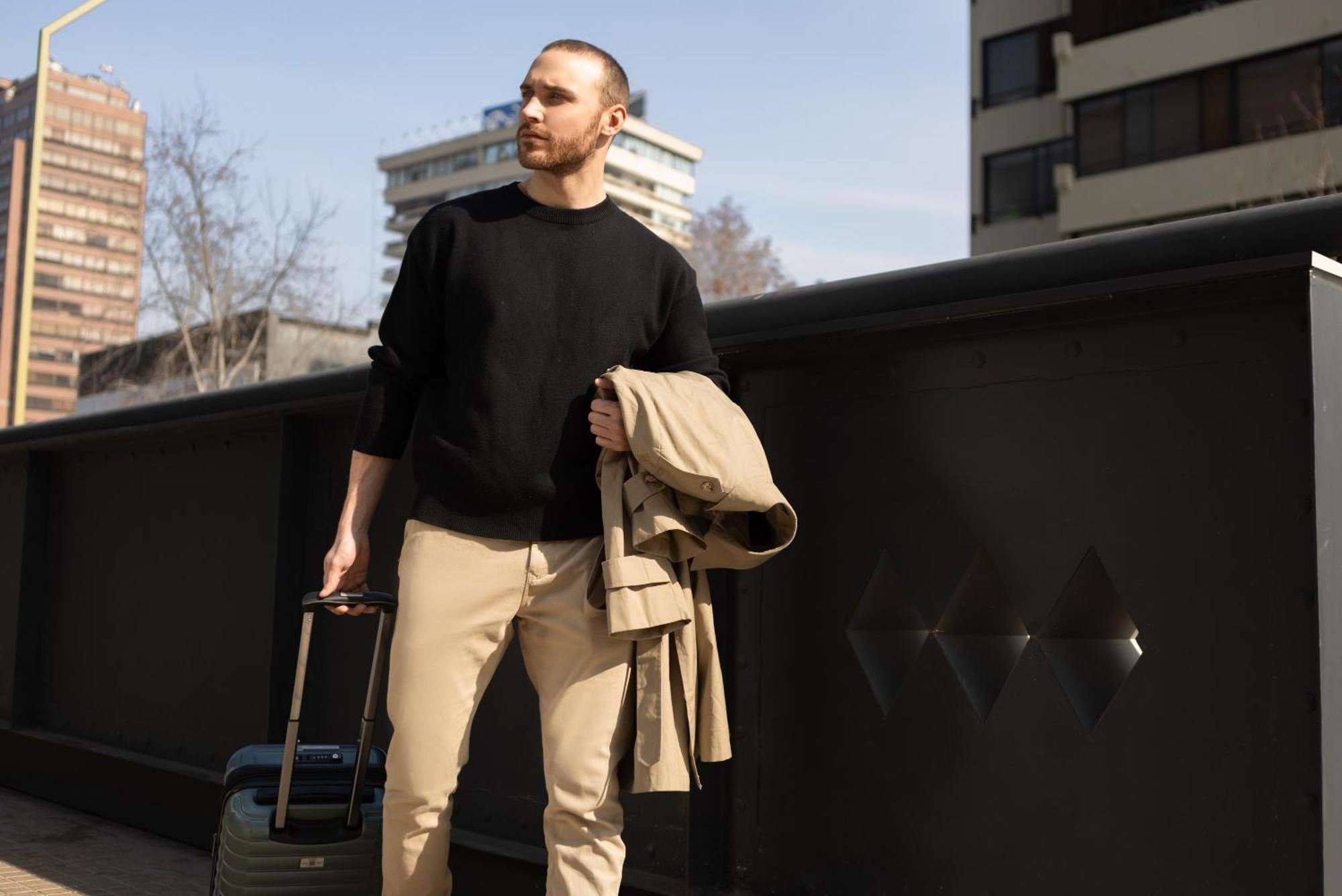 Pullman Santiago El Bosque Hotell Exteriör bild A man wearing a crew neck sweater