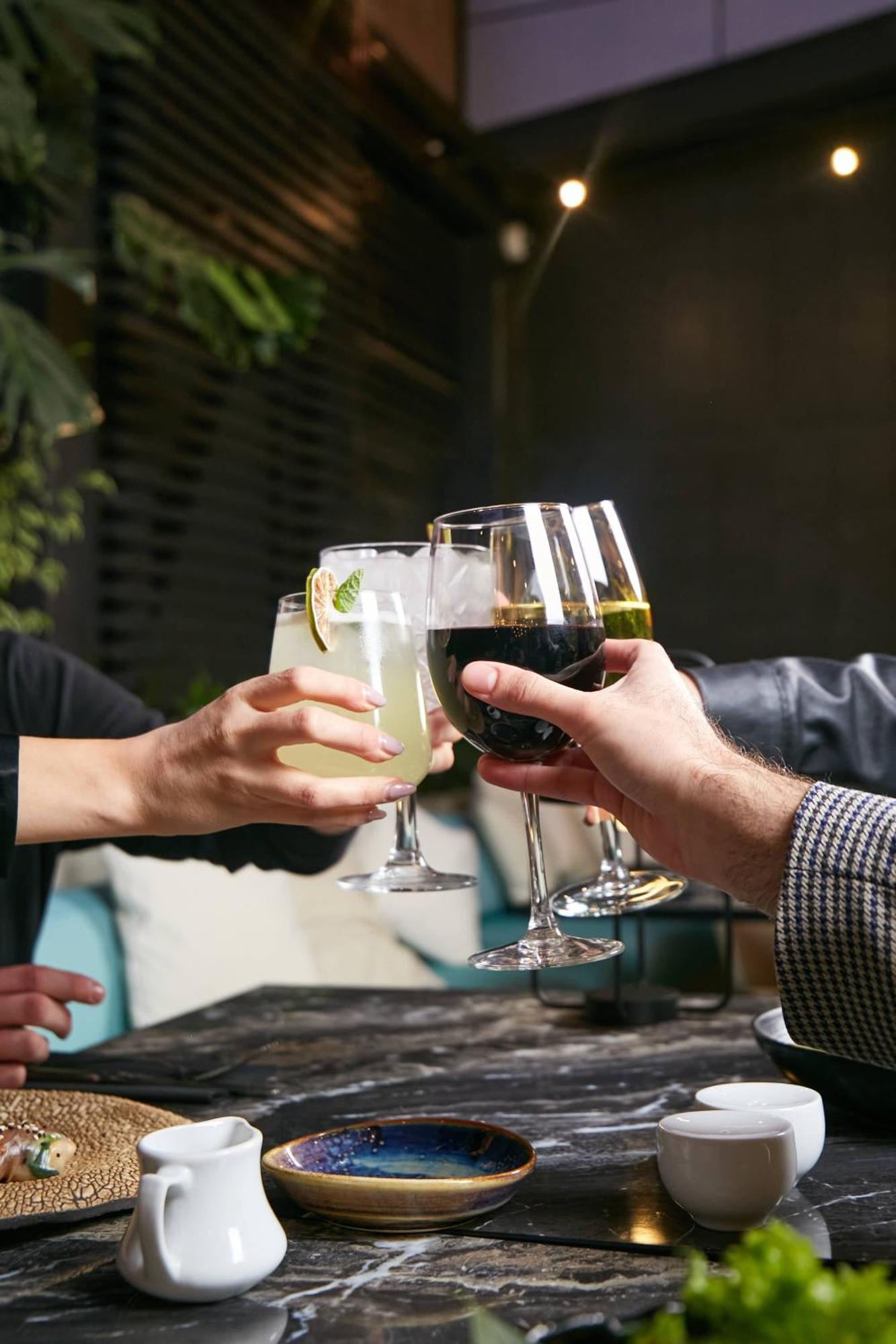 Pullman Santiago El Bosque Hotell Exteriör bild A toast with wine and cocktails