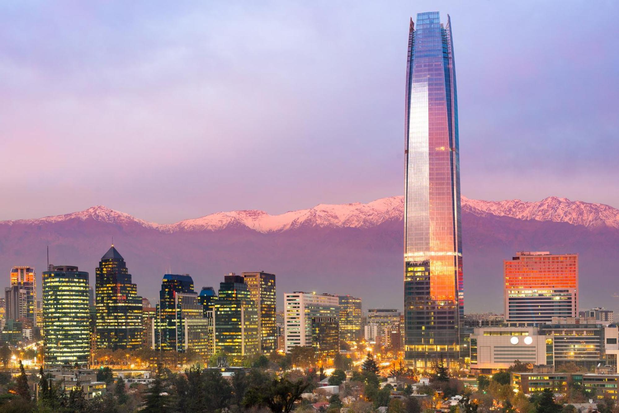 Pullman Santiago El Bosque Hotell Exteriör bild Santiago skyline