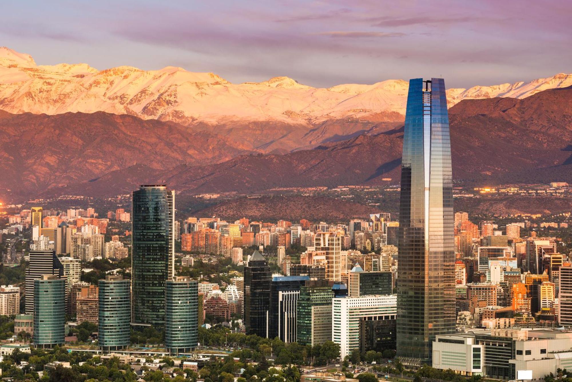 Pullman Santiago El Bosque Hotell Exteriör bild Santiago skyline