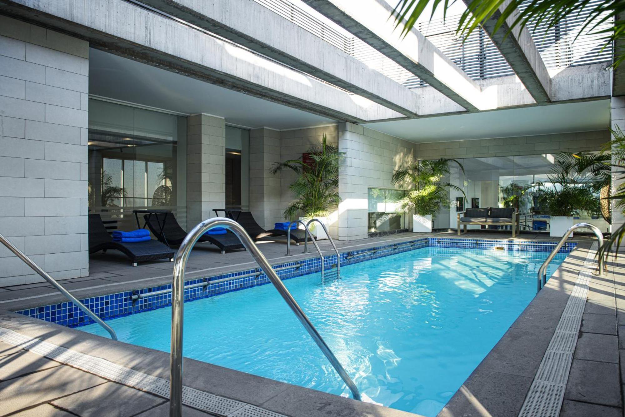 Pullman Santiago El Bosque Hotell Exteriör bild The pool at the hotel